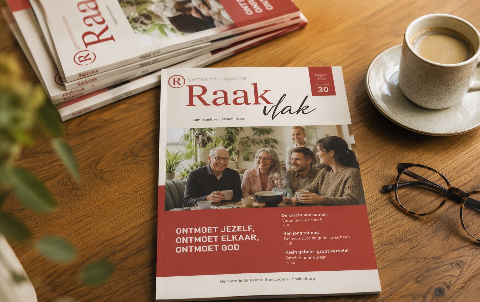 Het magazine Maatjes in Beeld ligt op tafel naast een kop koffie