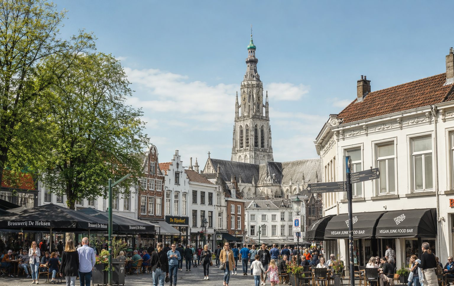 Drukke Grote Markt in Breda met de Grote Kerk op de achtergrond
